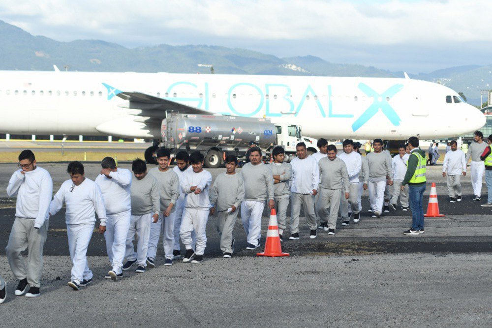 Депортаційний рейс зі США в аеропорту Гватемали