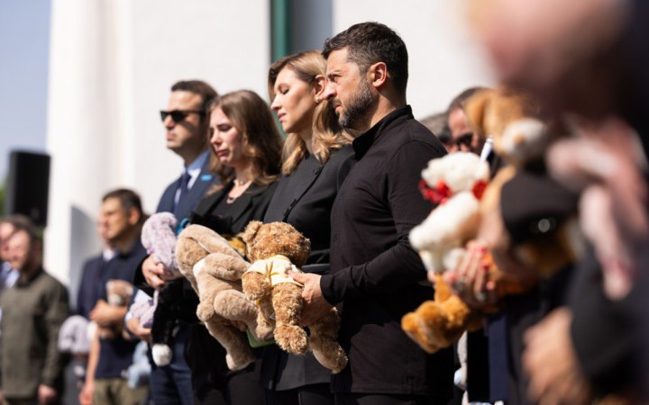 Президент і перша леді вшанували пам’ять дітей, яких убила Росія