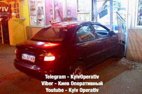 На березняках у києві таксист в'їхав у продуктовий магазин (фото)