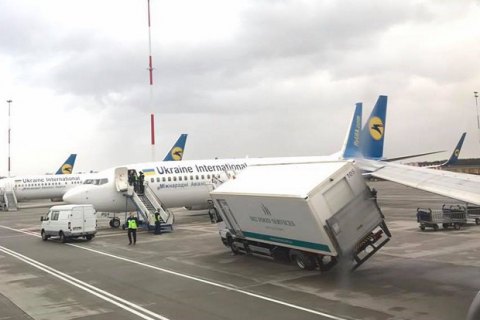 Літак МАУ зіткнувся з автомобілем кейтерингової компанії в "Борисполі"
