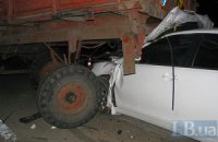 В Киеве Toyota Camry протаранила трактор