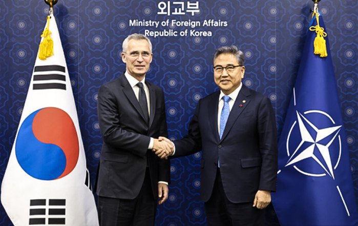 Міністр закордонних справ Пак Джин і генеральний секретар НАТО Єнс Столтенберг під час зустрічі в Сеулі, 29 січня 2023.
