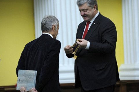 Порошенко нагородив Джемілєва "Орденом Свободи"