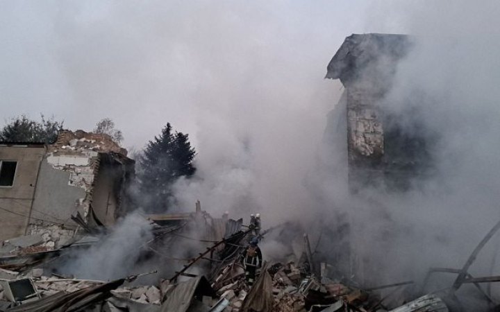 Уночі росіяни вдарили по Запоріжжю: зруйнована будівля підприємства, загинула людина (оновлено)