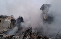 Уночі росіяни вдарили по Запоріжжю: зруйнована будівля підприємства, загинула людина (оновлено)