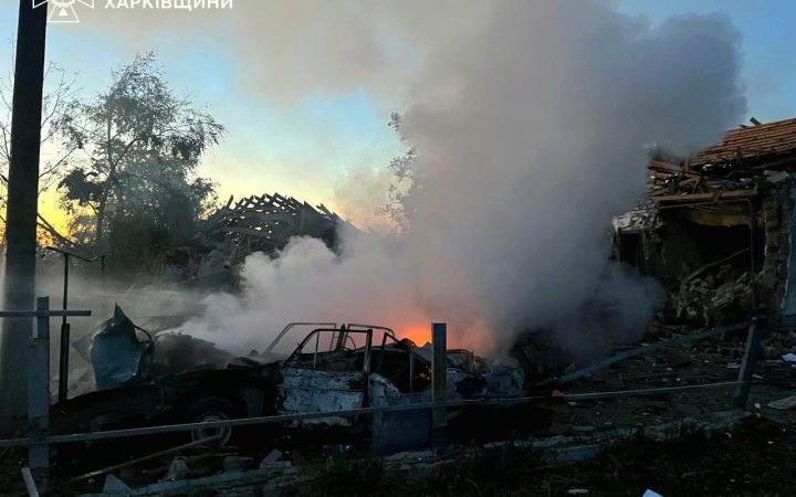 Через авіаудар ворога на Харківщині горіли будинки і автомобіль