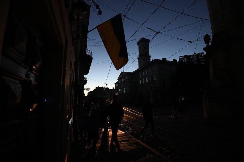 Центр Львова без освітлення у день масованих обстрілів, 10 жовтня 2022 року.