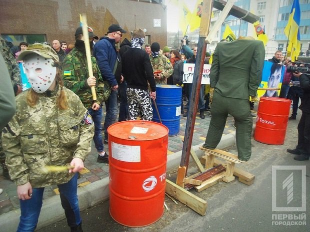 На митинге в поддержку Савченко в Одессе обезглавили Путина и забросали консульство яйцами