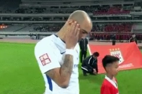 В Китае дисквалифицировали футболиста за почесывание головы во время гимна