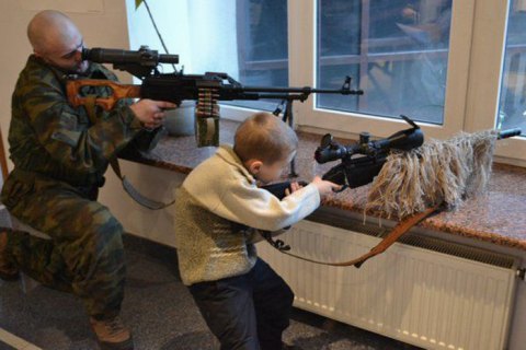 ​Боевики на Донбассе учат детей обращаться с оружием в "патриотических" лагерях