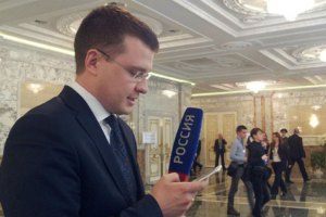 Российский журналист, который кричал в сторону Порошенко, верит своим коллегам