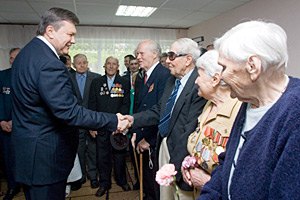 Янукович повысит пенсии ветеранам на 20-25%