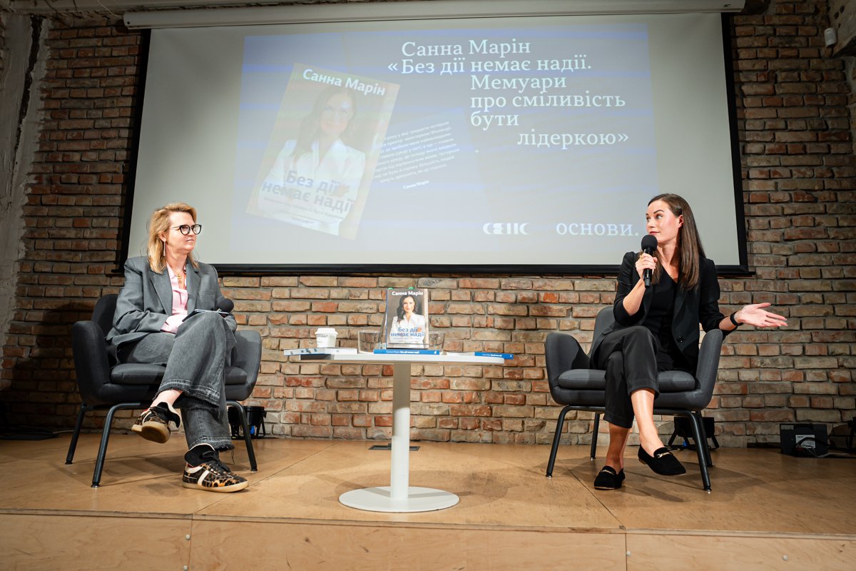 Тетяна Лукʼянюк (ліворуч) та Санна Марін на презентації книги «Без дії немає надії» в Києві