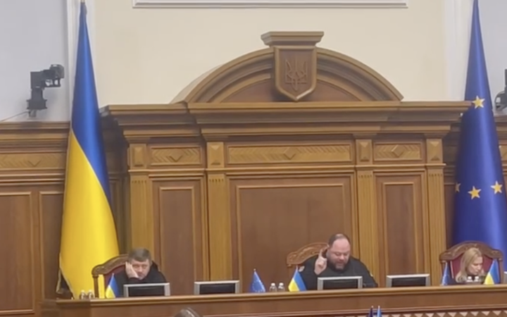 Стефанчук знову відмовляється вносити до порядку денного зняття Безуглої з посади заступниці голови комітету