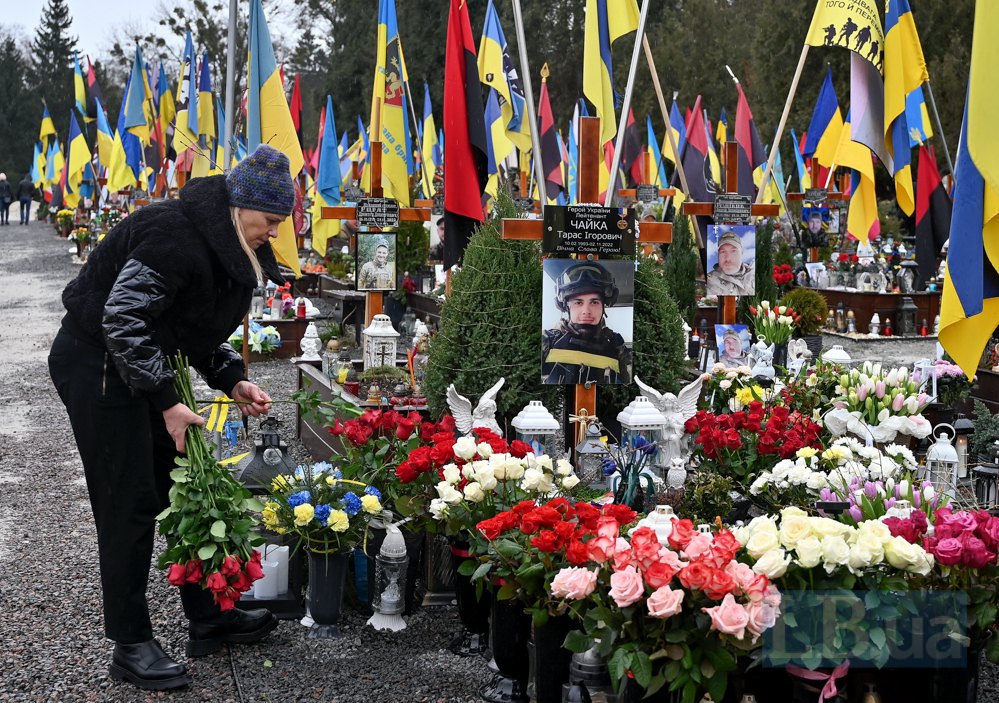 Алла на могилі сина в День пам'яті на Личаківському військовому цвинтарі у Львові.