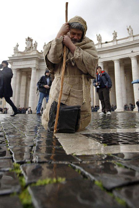 Паломник молится на площади Святого Петра