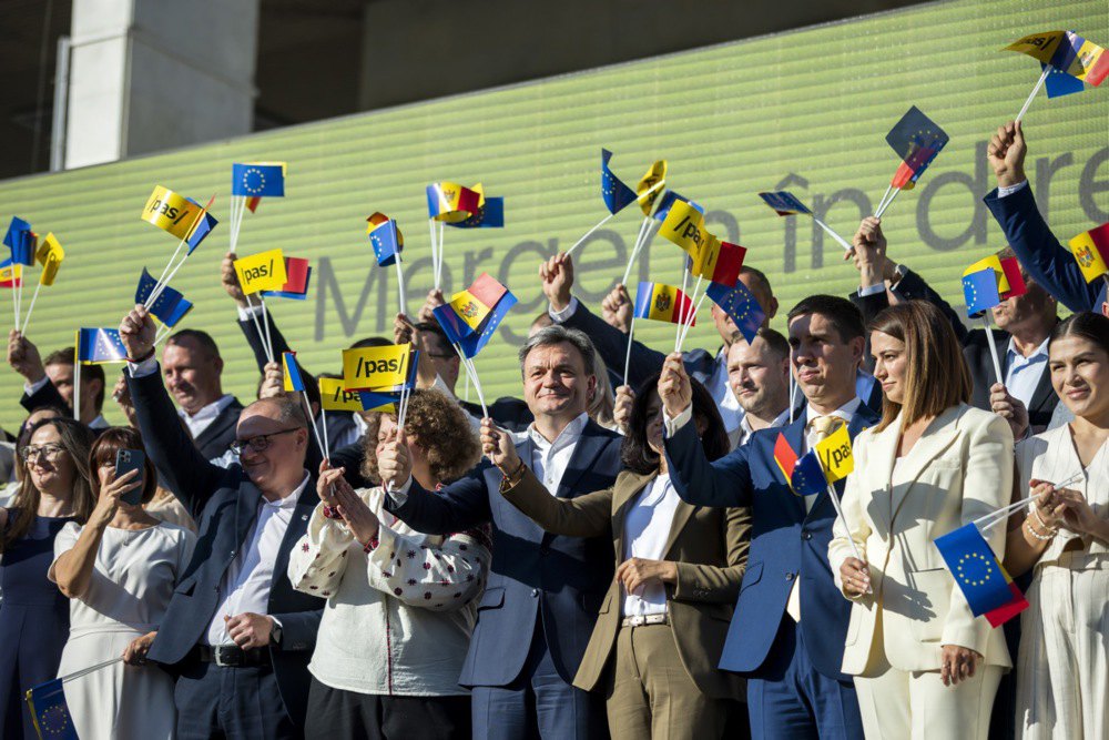  Прем'єр-міністр Молдови Дорін Речан (у центрі) під час передвиборчого мітингу партії PAS («Дія і
Солідарність») перед будівлею Національної опери в Кишиневі, 29 серпня 2025 року.