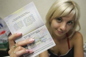 Молодые украинцы не могут получить загранпаспорт для учебы за границей
