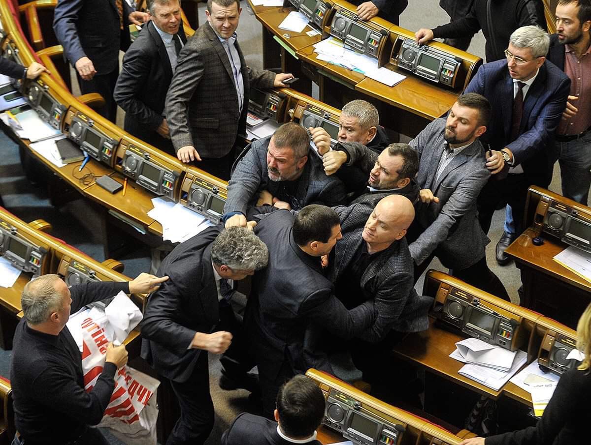 Верховная рада выборы. Драка в парламенте. Драка в Верховной Раде. Драка в Госдуме.