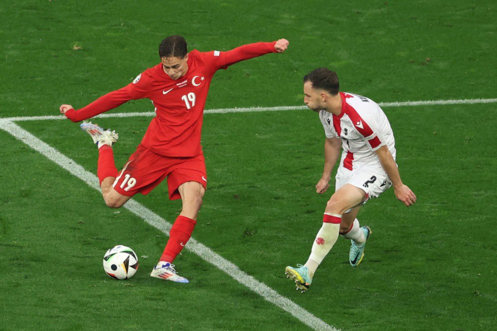 Кенан Їлдіз (ліворуч) з Туреччини проти Отара Какабадзе з Грузії під час футбольного матчу групи F УЄФА Євро-2024 між Туреччиною та Грузією в Дортмунді, Німеччина.
