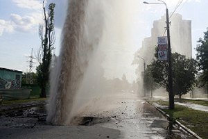 В Киеве посреди улицы бил 30-метровый фонтан