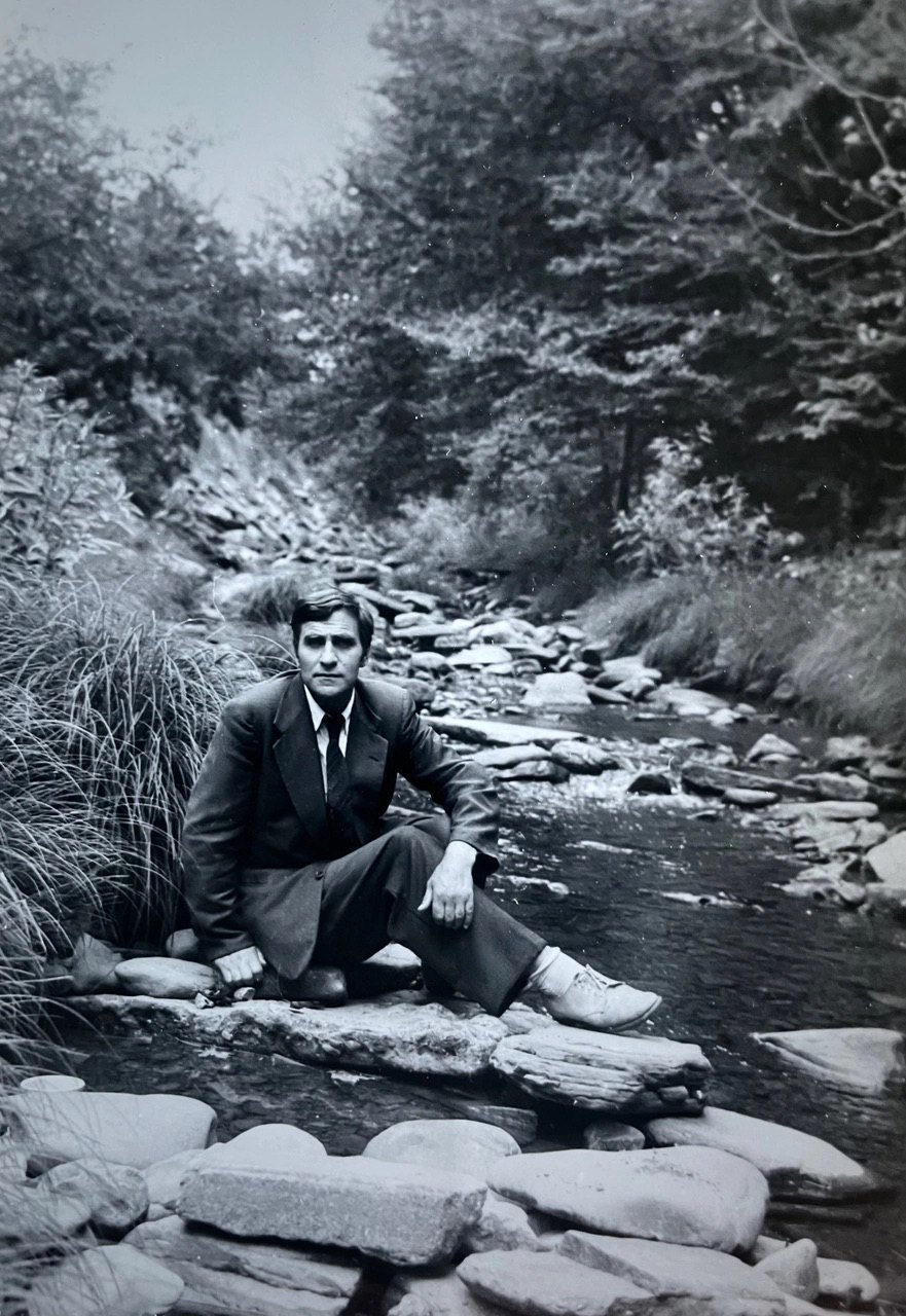 Василь Барка в горах Катскілл, близько 1960 року, де він писав «Жовтого князя», постуючи тривалий час, щоб тілесно згадати голод, пережитий майже три десятиліття тому. 