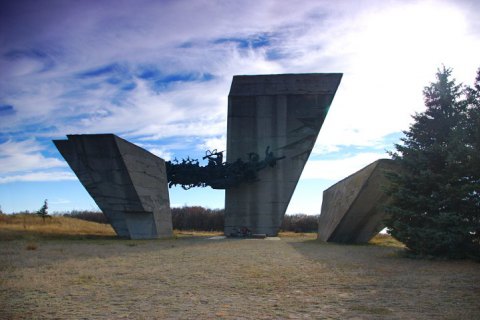 В Ізюмі окупанти розбомбили Меморіал слави загиблих у Другій світовій війні