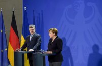 Порошенко і Меркель домовилися про зустріч у "нормандському форматі" на наступному тижні                         