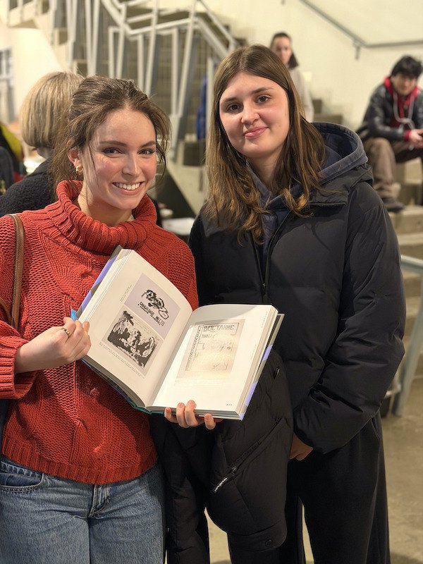 Студентки університету Колгейт, які виграли книгу “Плакати Воєнного Часу” з ліімтованої серії