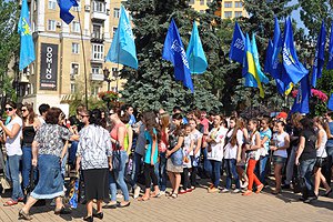 Донецкие школьники празднуют день рождения Пушкина с флагами ПР