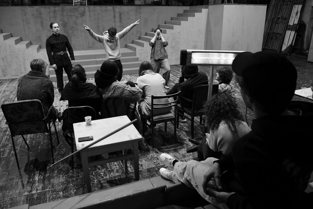 Репетиція вистави «Благальниці»