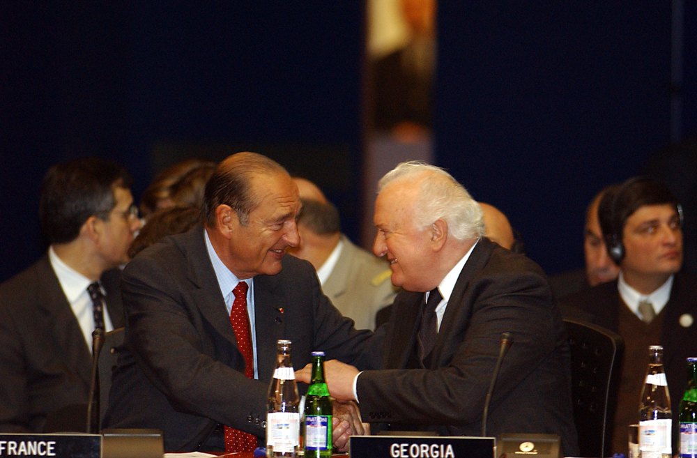 Зліва направо: президент Франції Жак Ширак спілкується з президентом Грузії Едуардом Шеварднадзе під час саміту НАТО в Празі, 22 листопада 2002 року.