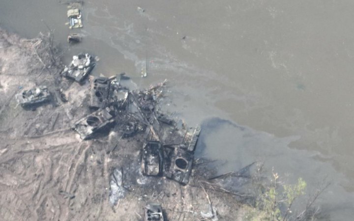 Украинские артиллеристы уничтожили понтонную переправу на р Сиверский Донец, а заодно немало вражеской техники