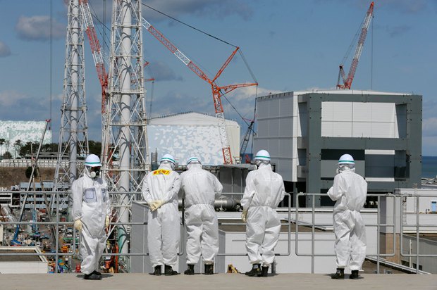 Журналисты и работники компании Tokyo Electric Power Co. инспектируют работы на АЭС в Фукусиме. Март 2015 года