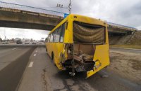 В Киеве эвакуатор врезался в неисправную маршрутку