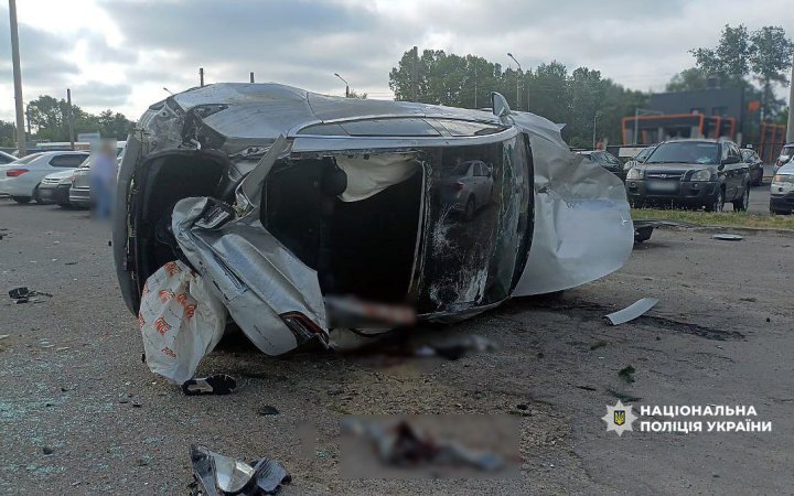 У Полтаві Tesla “влетіла” у стоянку для автомобілів. Пошкоджено 7 авто, постраждали 5 людей