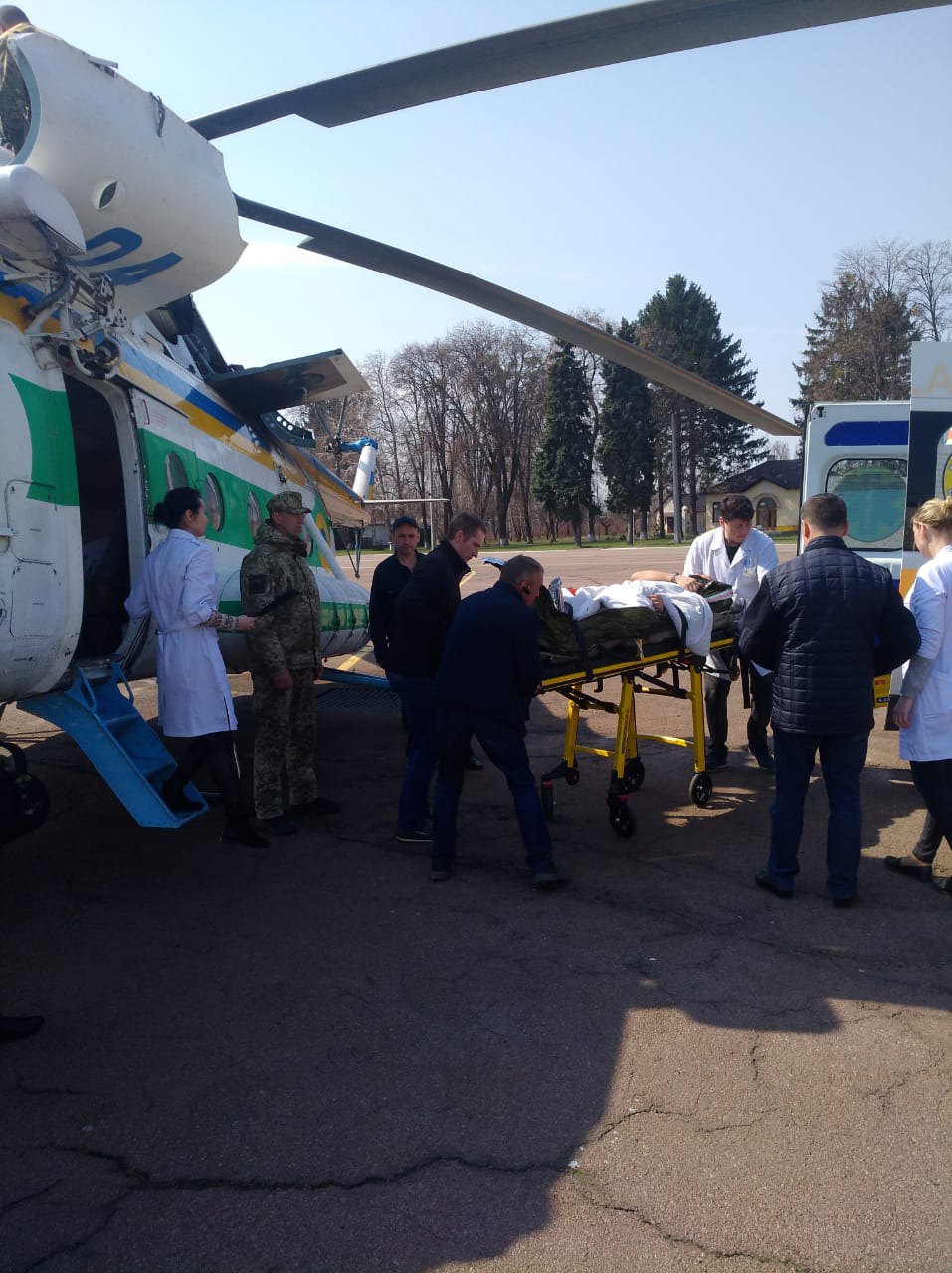 Пораненого на КПВВ Мар'їнка прикордонника вертольотом доставили в лікарню у Києві