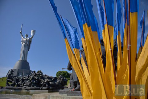 Установку гигантского флага в Киеве оплатит фонд, связанный с Кличко