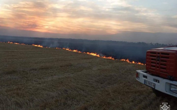 Через ворожі удари по Миколаївщині зайнялися пожежі