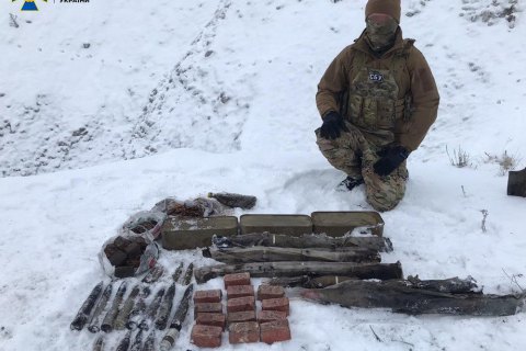 На Луганщине СБУ обнаружила тайник со взрывчаткой и артиллерийскими снарядами