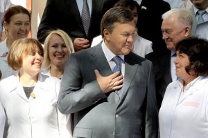 Янукович в День медика рассказал об успехах медреформы