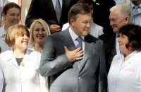 Янукович в День медика рассказал об успехах медреформы