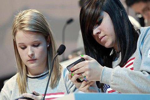 Во Франции школьникам хотят запретить пользоваться мобилками