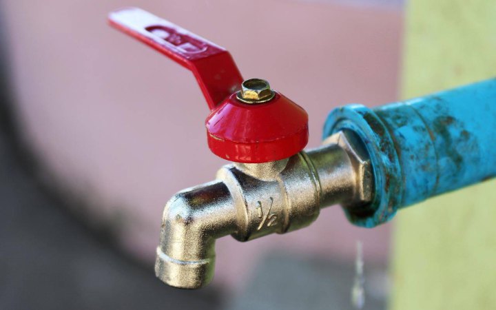 У Миколаєві відновлюють подачу води у житлові будинки