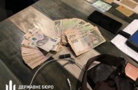 ГБР задержало следователя полиции при получении 50 тыс. гривен взятки