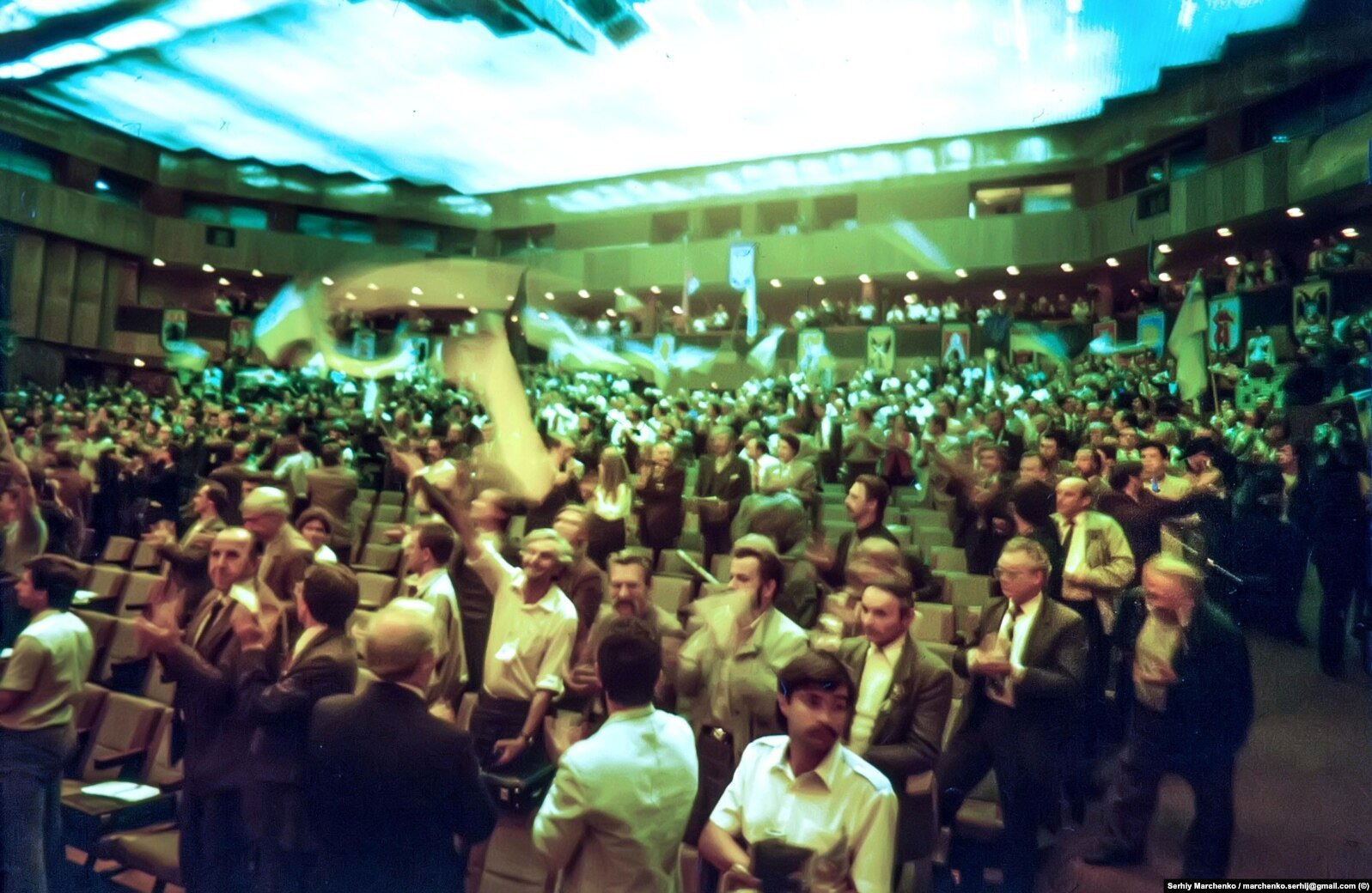 Під час Установчого з’їзду Народного руху України, який проходив у Києві 8–10 вересня 1989 року. 