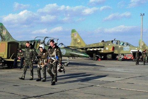 Порошенко присвоил 299-й авиабригаде имя летчика Никифорова 