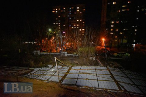 На Виноградаре в Киеве протестующие снесли забор строительства многоэтажки