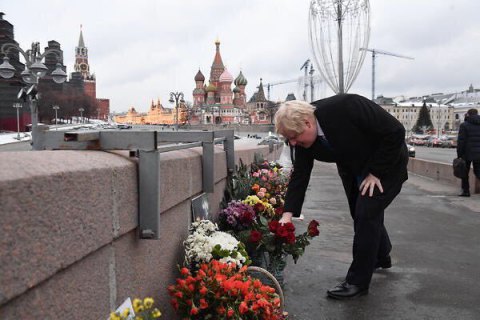 Боріс Джонсон поклав квіти на місці вбивства Нємцова
