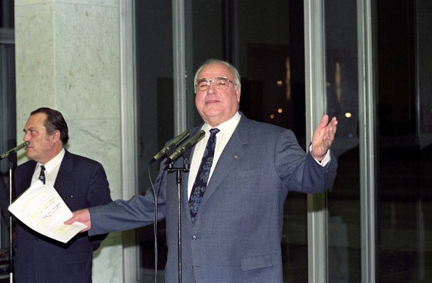 Канцлер Німеччини Гельмут Коль під час візиту до Москви, 22 листопада 1993.